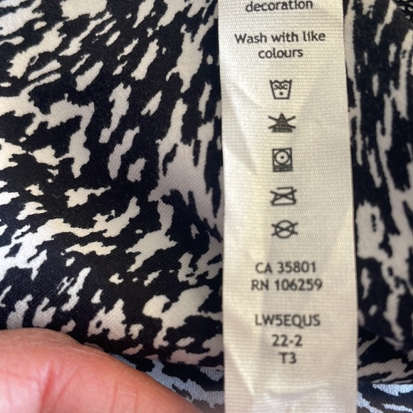 Lulalemon leggings, super comfortable, barely used.black and white size 2 - Picture 4 of 5